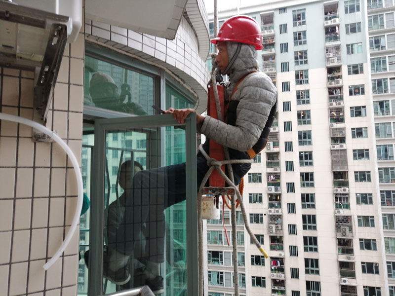 外飄窗和空調(diào)漂臺滲漏治理需要以“堵”為主以‘防’為輔